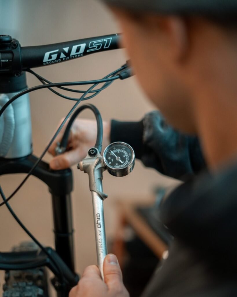 Mechanikas tikrina dviračio pakabą